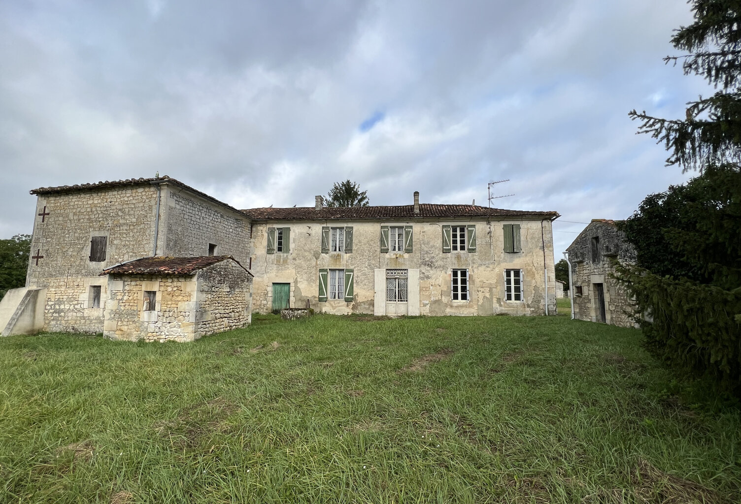 PROPRIETE A RENOVER PROCHE DE SAINTES — photo 1