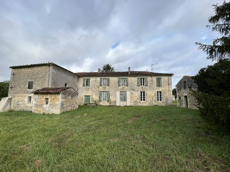 PROPRIETE A RENOVER PROCHE DE SAINTES — photo 1