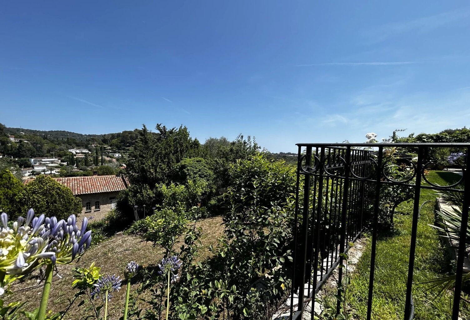 A VENDRE MOUGINS - Appartement-Villa 150m2 en Rez de Jardin + te — photo 1