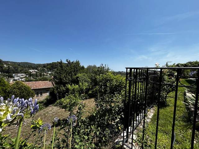 A VENDRE MOUGINS - Appartement-Villa 150m2 en Rez de Jardin + te — photo du bien