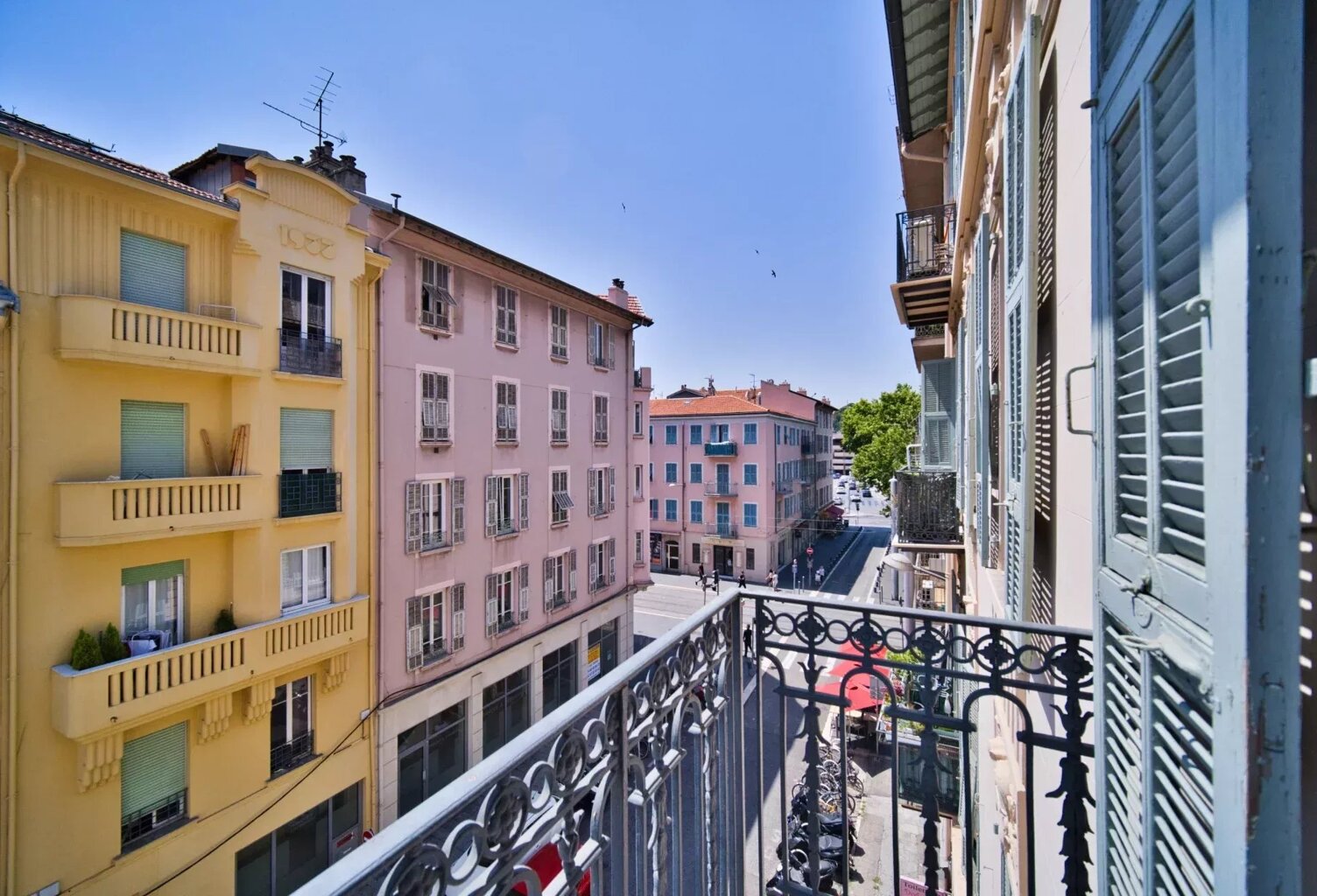 Nice République  2 p balcon — photo 1