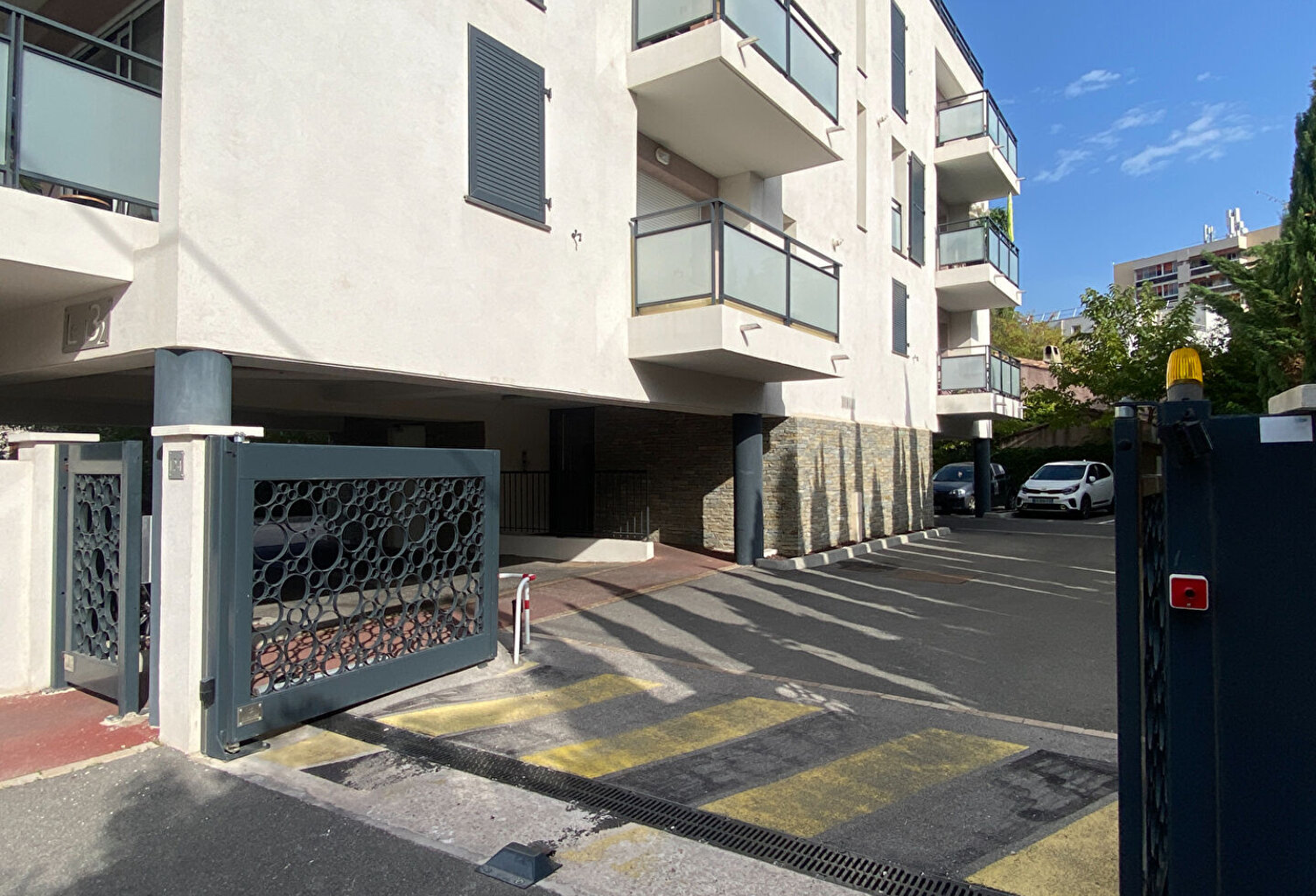 Lot - 3 Places de parking Extérieur — photo 1