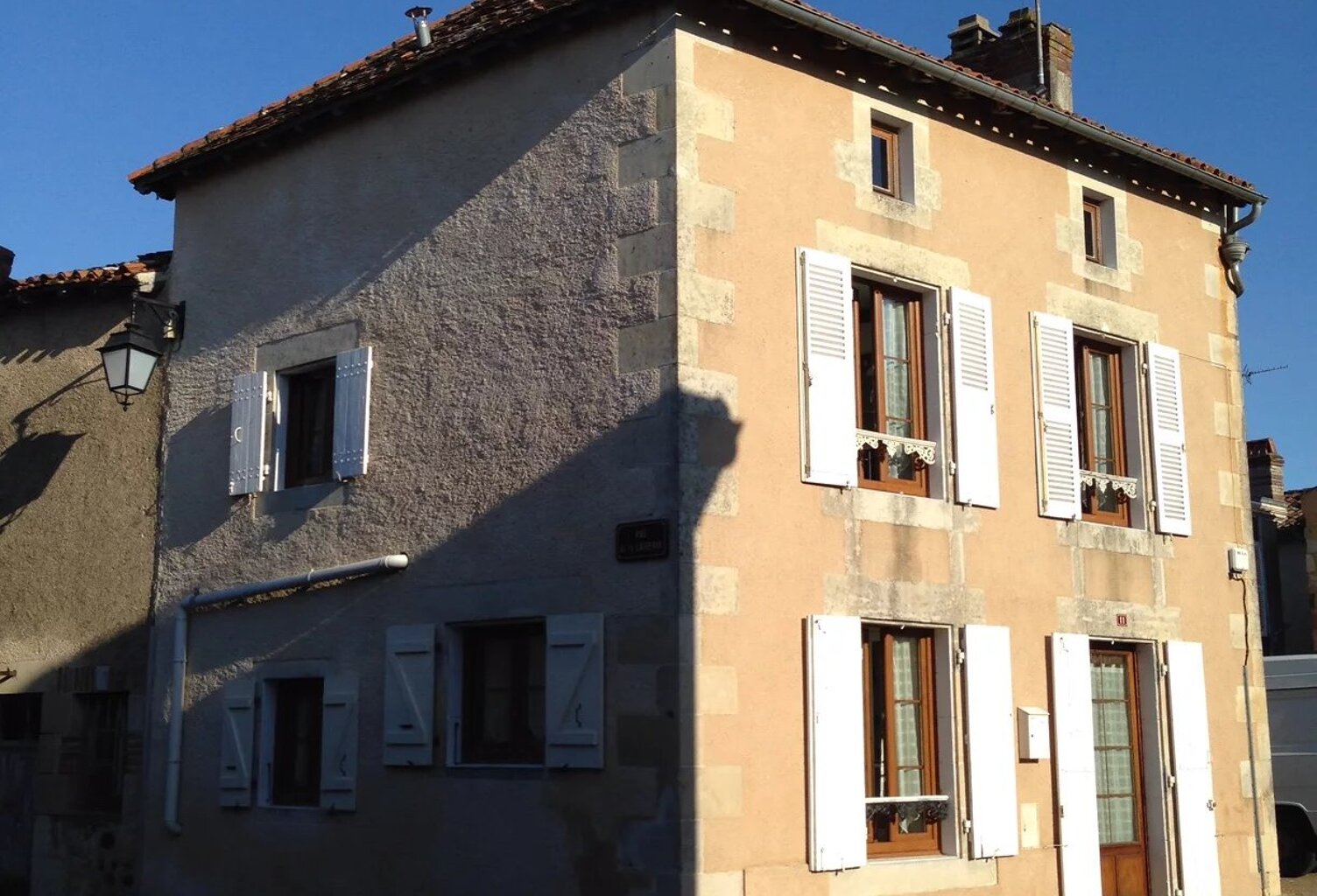 A vendre - Maison avec granges et jardin - région de Montmorillon. — photo 1
