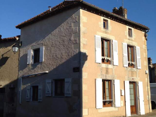 A vendre - Maison avec granges et jardin - région de Montmorillon. — photo du bien