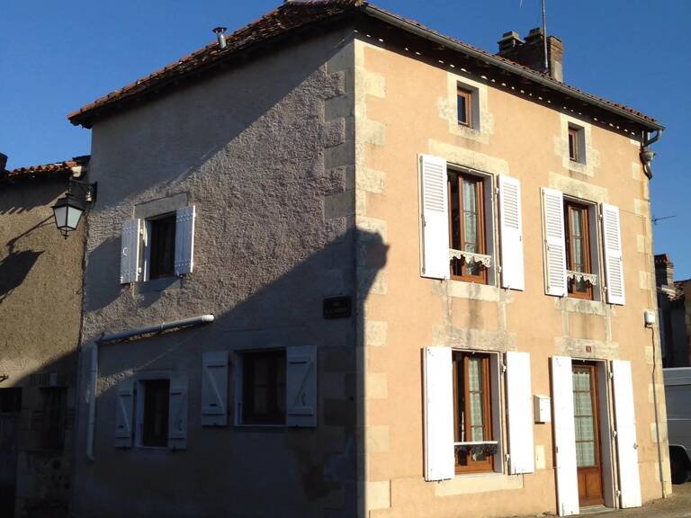 A vendre - Maison avec granges et jardin - région de Montmorillon. — photo 1