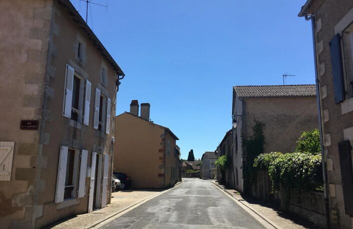 A vendre - Maison avec granges et jardin - région de Montmorillon. — photo 2
