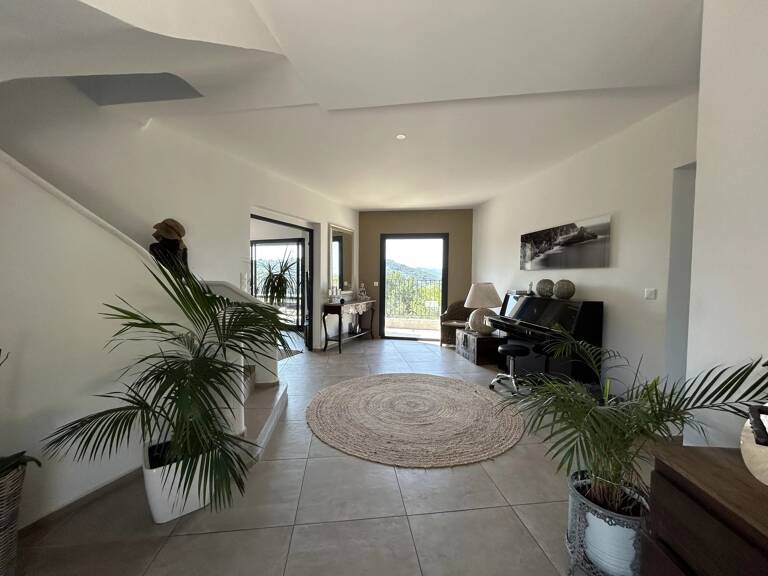 Spacieux haut de villa, élégance, confort et vue dégagée — photo 1