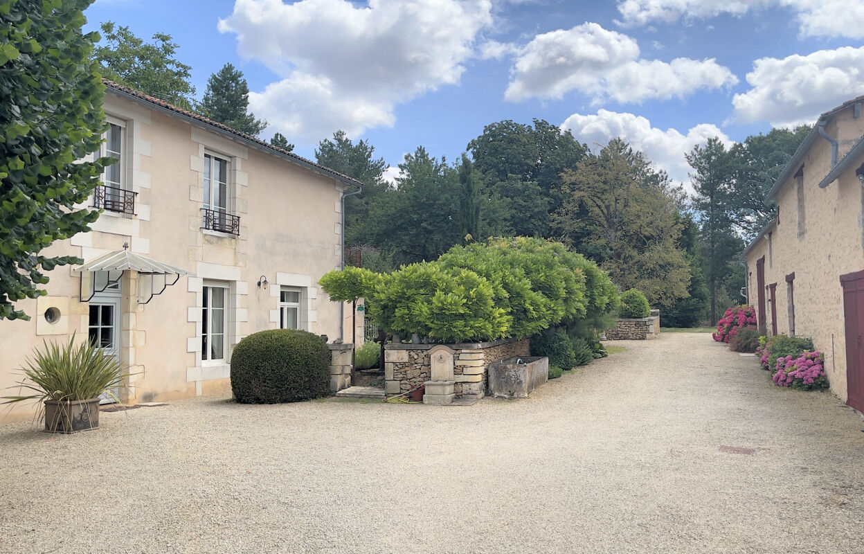 maison 7 pièces 230 m2 à vendre à Fontaine-le-Comte (86240)