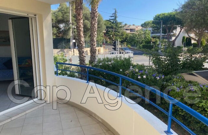 À proximité des plages de sable de Juan les pins et des commer — photo 2