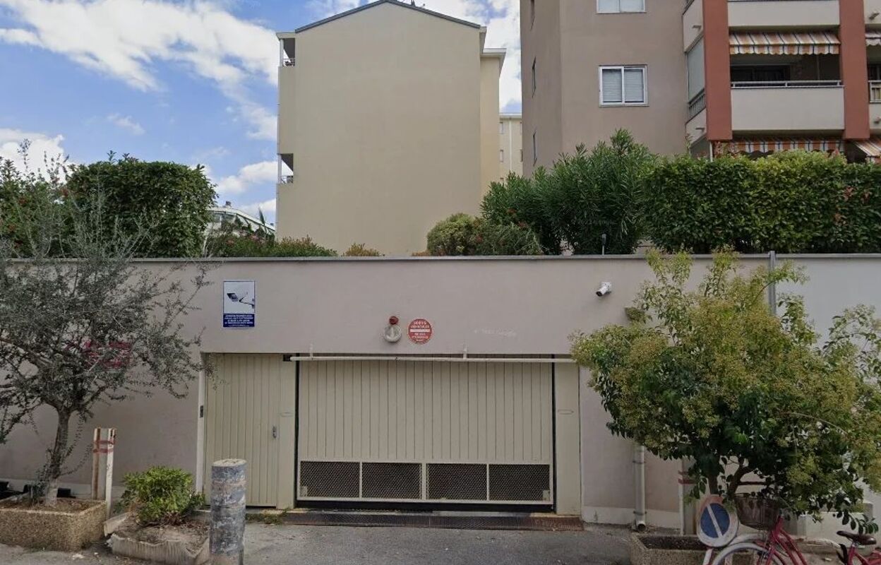 garage  pièces 15 m2 à Nice (06000)