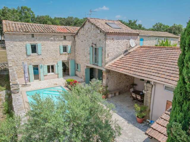 Maison de village en pierre avec cour et piscine — photo du bien