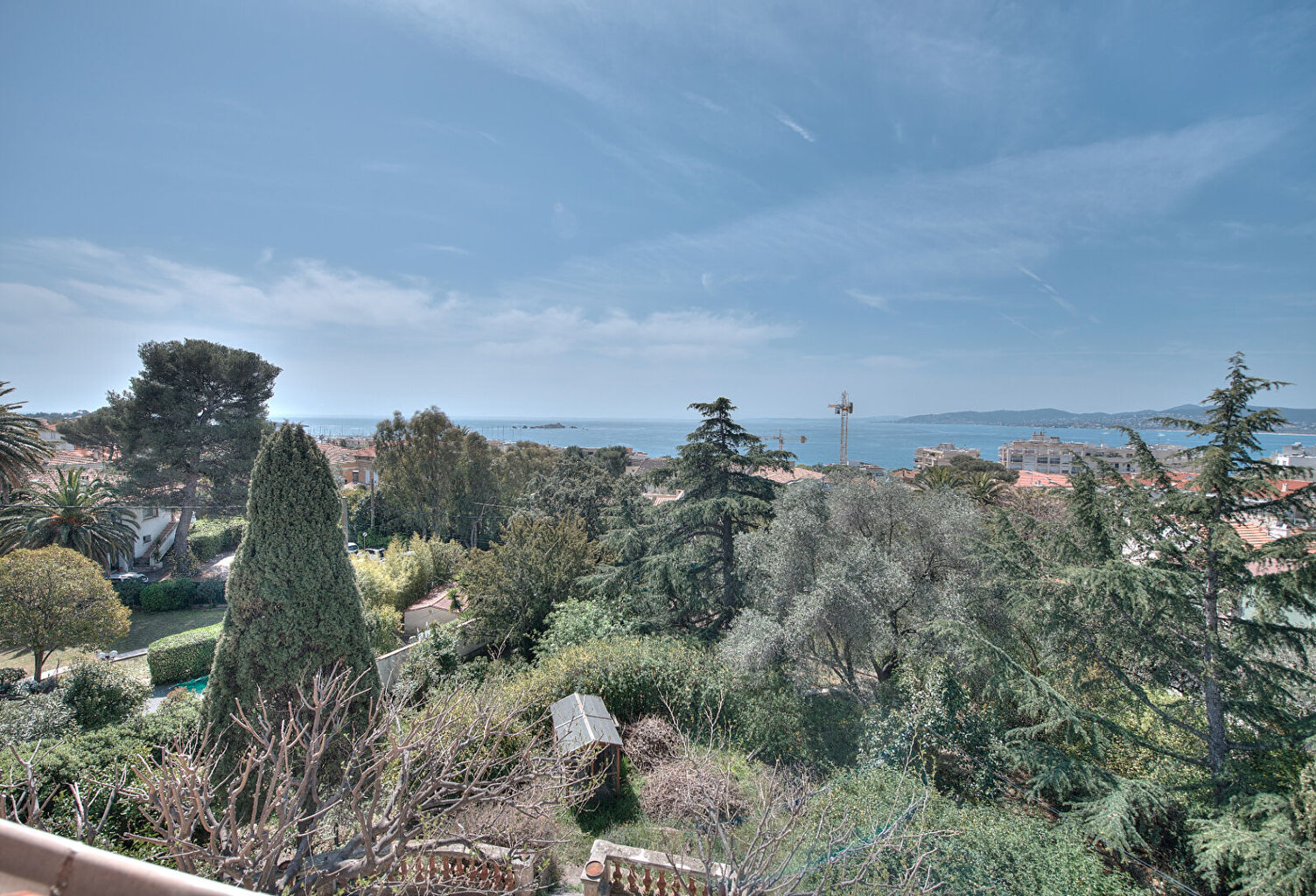 VILLA BELLE ÉPOQUE  AVEC VUE MER A RENOVER PROCHE CENTRE VILLE ET PLAGES A PIED A SAINT RAPHAEL — photo 1