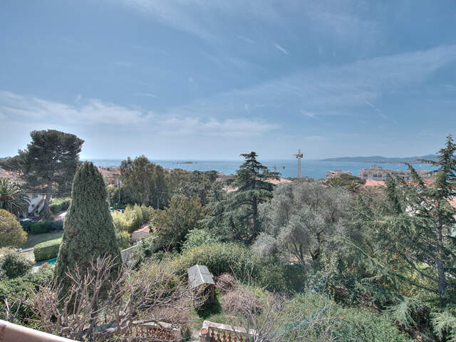VILLA BELLE ÉPOQUE  AVEC VUE MER A RENOVER PROCHE CENTRE VILLE ET PLAGES A PIED A SAINT RAPHAEL — photo du bien