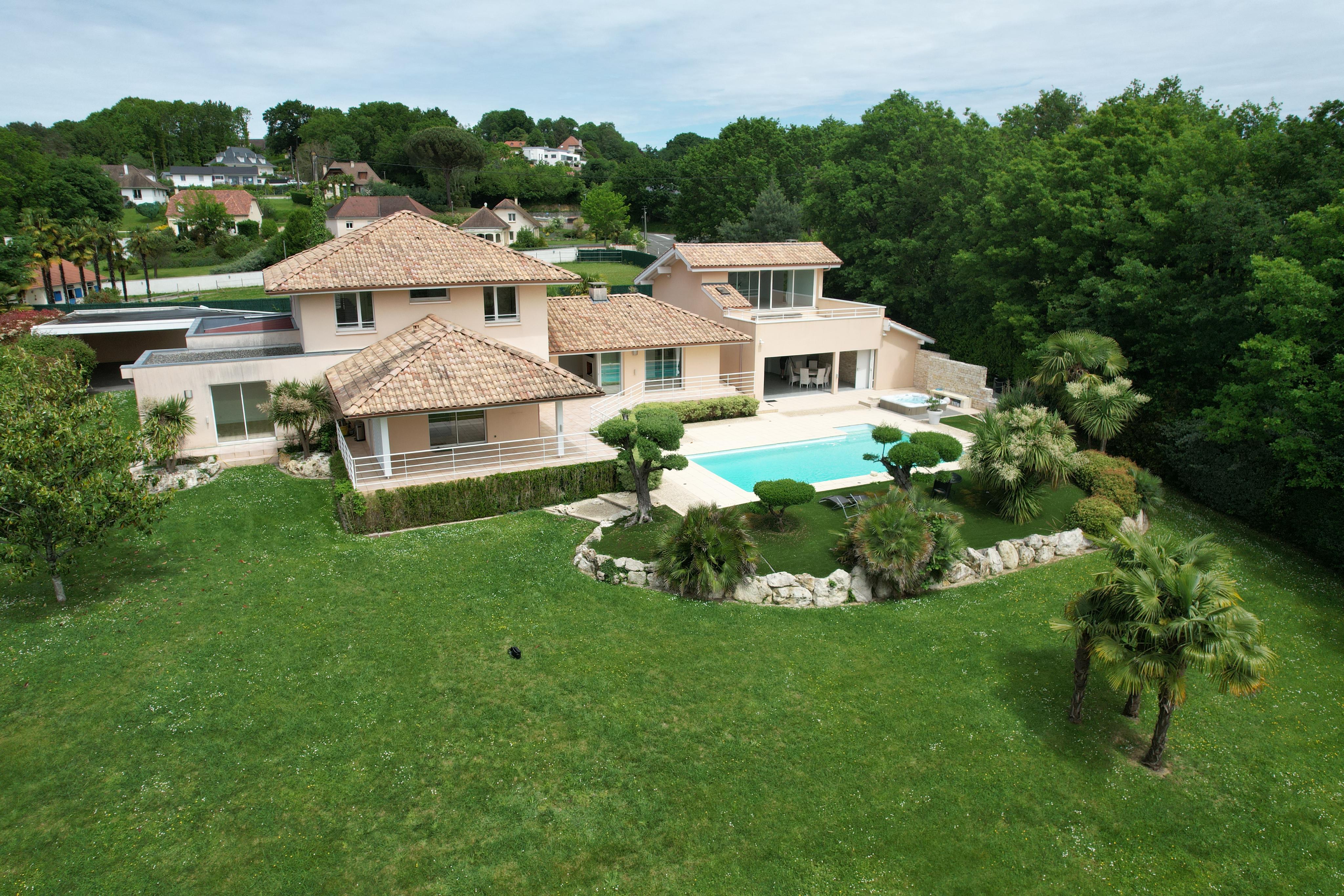 Villa / Maison 8 pièces  à vendre Pau 64000