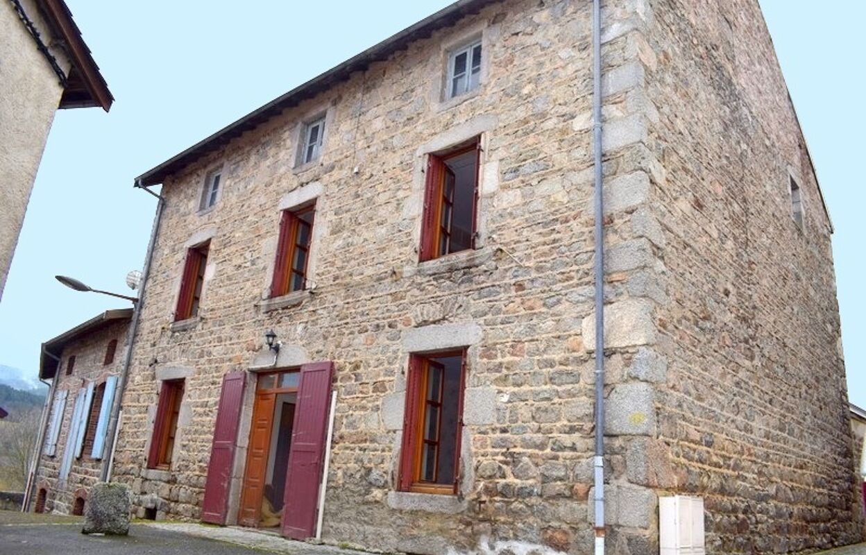 Vente maison 8 pièces 270 m² Saint-Priest-la-Prugne (42830)