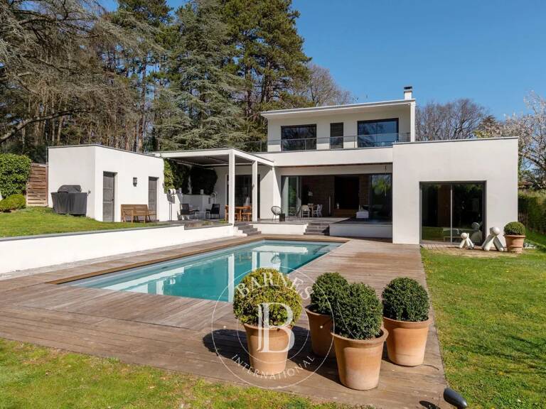 Ecully - Maison contemporaine d'environ 230 m² - Piscine - Jardin d'environ 800 m² - 4 chambres - 2 bureaux — photo 1