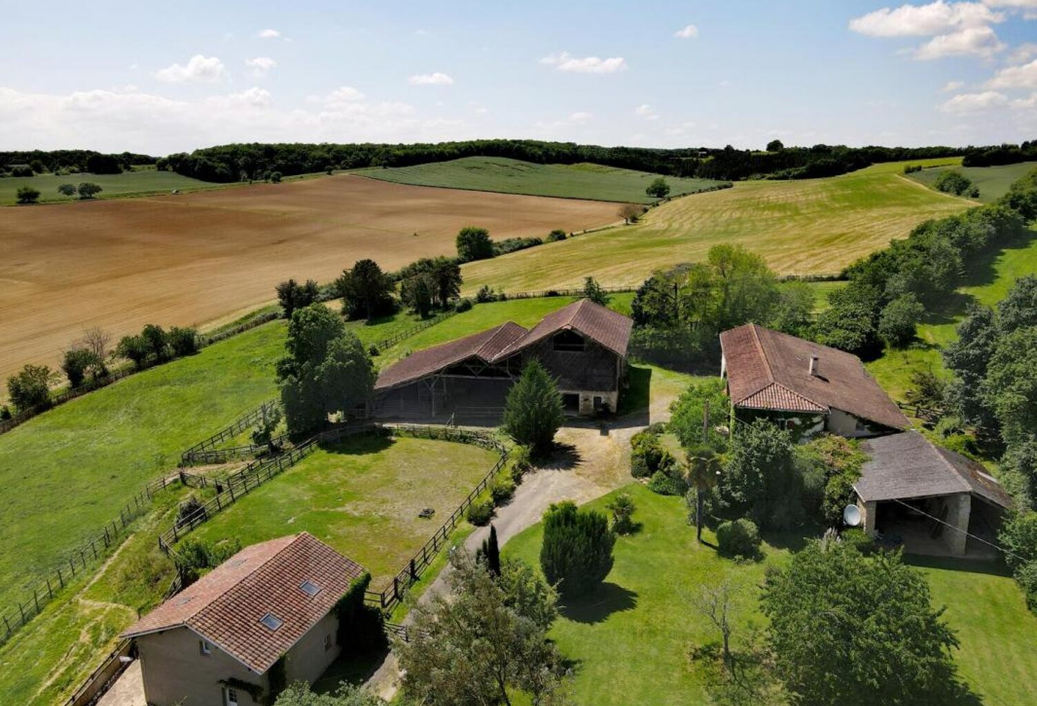 Très belle propriété au calme avec vues magnifiques, 2 maisons (fort potentiel gîte et chambre d'hôtes), dépendances et installations équestres sur plus de 4 ha à vendre proche de Montesquiou, Gers — photo 1