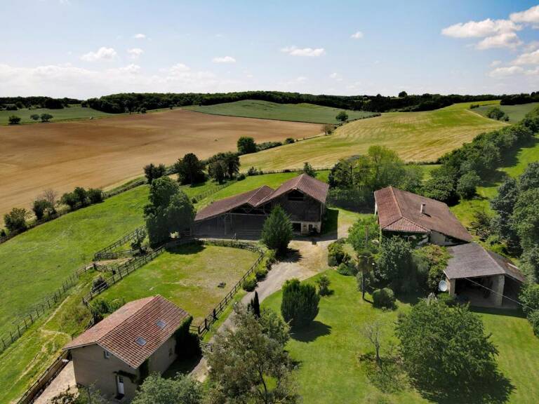 Très belle propriété au calme avec vues magnifiques, 2 maisons (fort potentiel gîte et chambre d'hôtes), dépendances et installations équestres sur plus de 4 ha à vendre proche de Montesquiou, Gers — photo 1