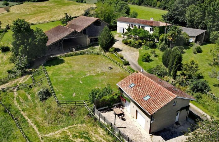 Très belle propriété au calme avec vues magnifiques, 2 maisons (fort potentiel gîte et chambre d'hôtes), dépendances et installations équestres sur plus de 4 ha à vendre proche de Montesquiou, Gers — photo 2