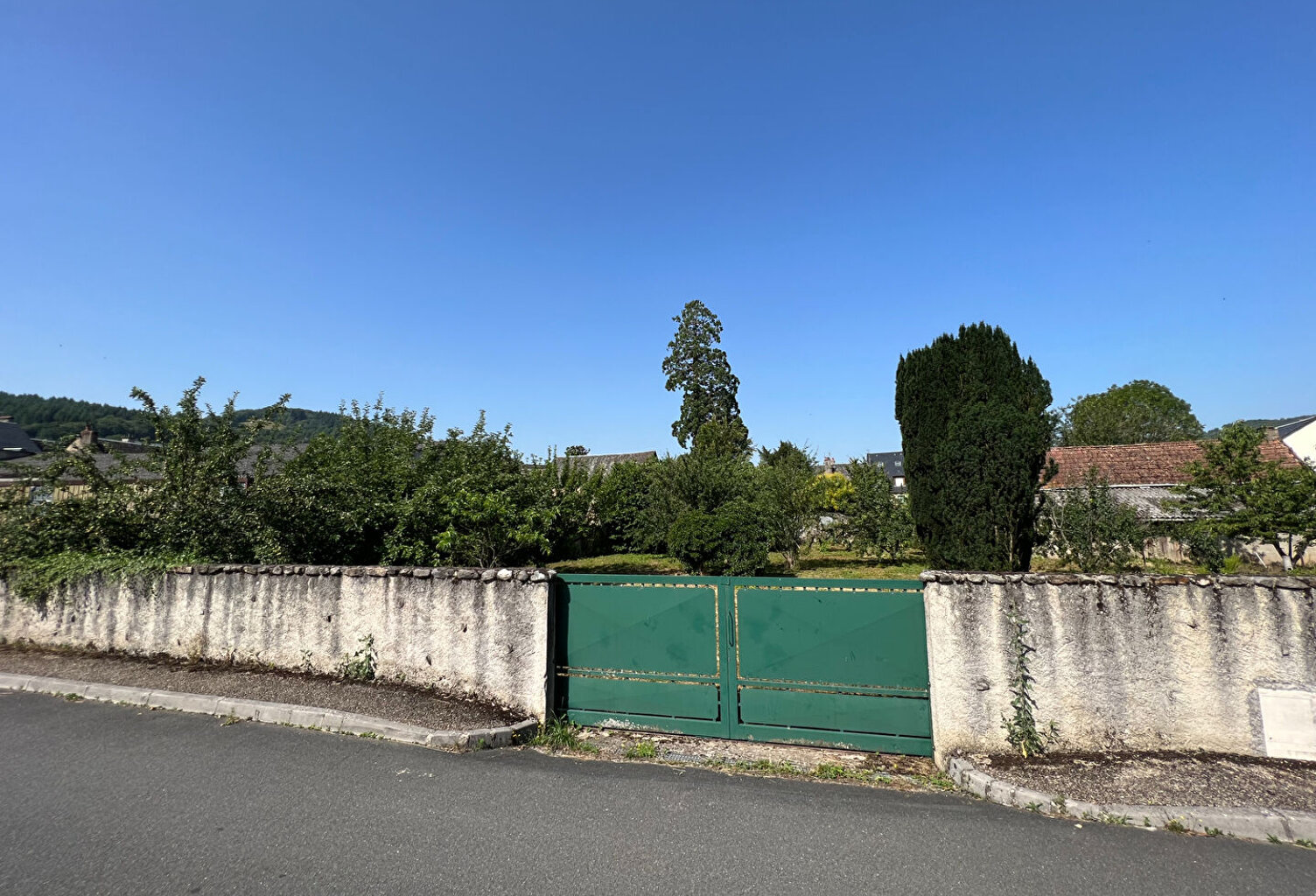 A VENDRE - Terrain à bâtir au coeur du village - 634 m² - SAINT GENIEZ D'OLT — photo 1