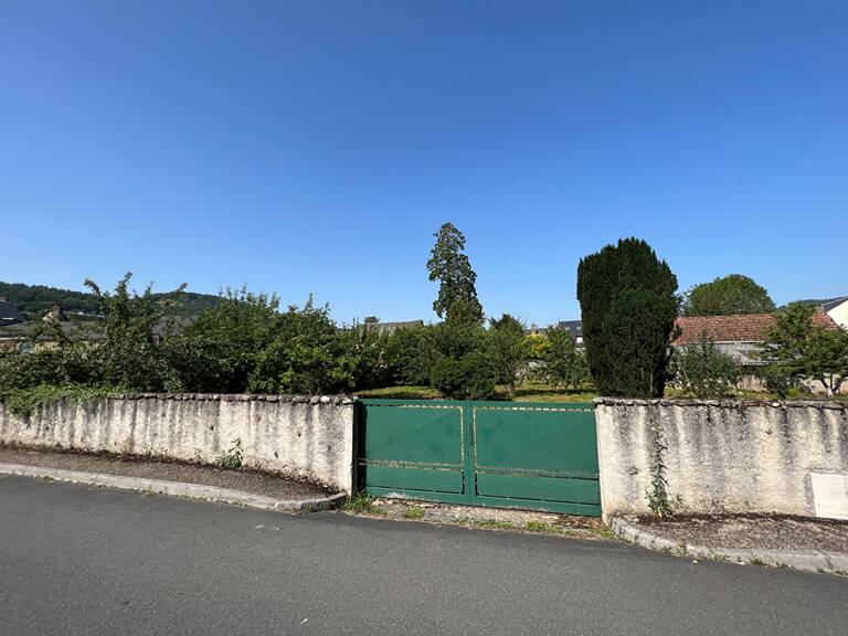 A VENDRE - Terrain à bâtir au coeur du village - 634 m² - SAINT GENIEZ D'OLT — photo 1