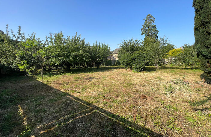 A VENDRE - Terrain à bâtir au coeur du village - 634 m² - SAINT GENIEZ D'OLT — photo 3