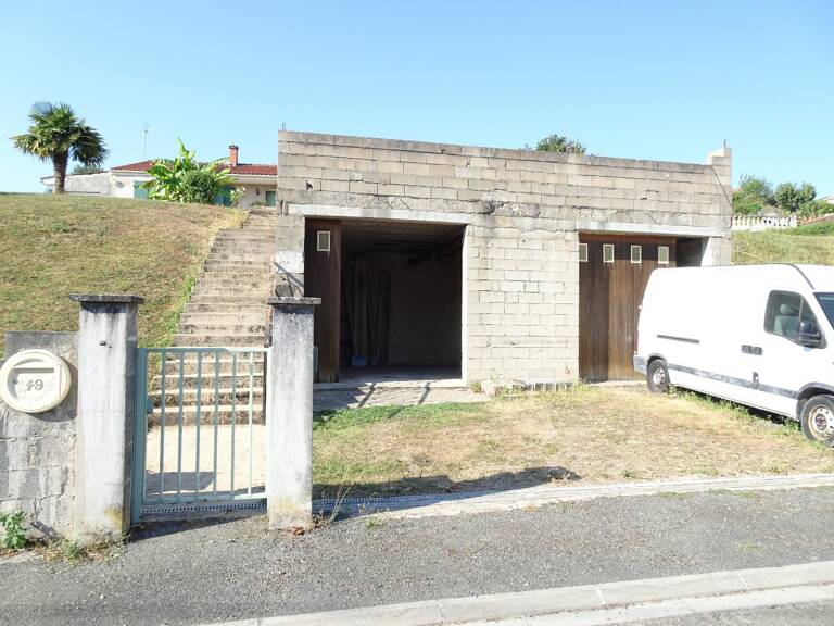 Garage — photo 1