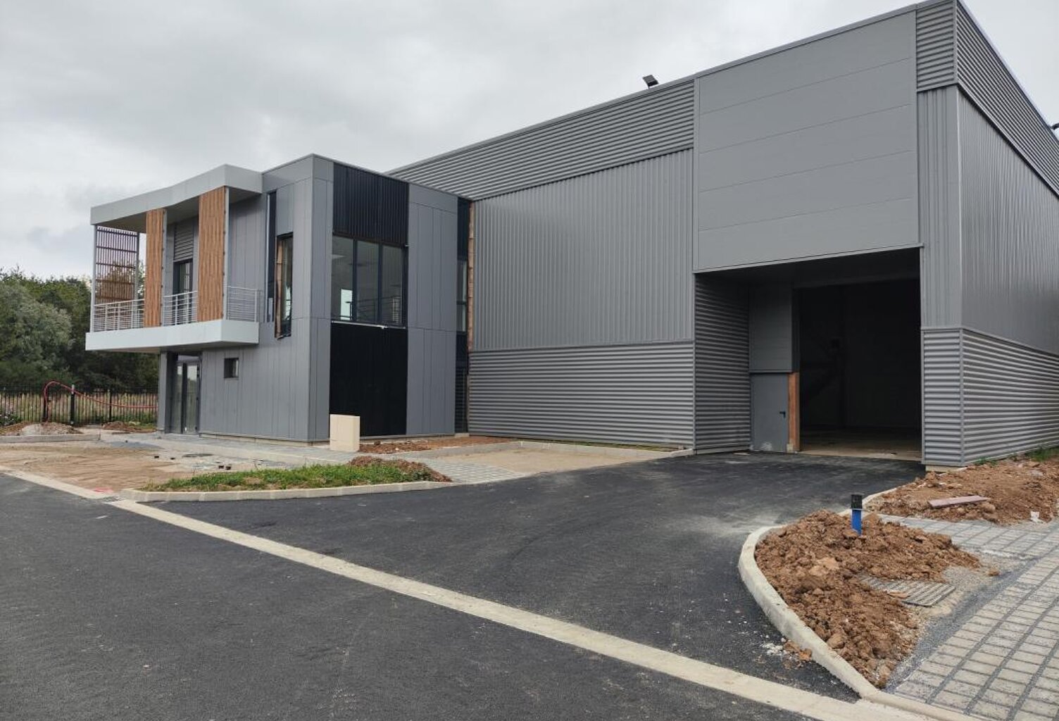 A LOUER dans un parc moderne 7 bâtiments indépendants neufs d'activités et bureaux de 718 à 918 m² à CHANTELOUP-EN-BRIE — photo 1