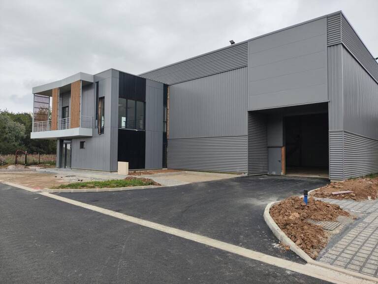 A LOUER dans un parc moderne 7 bâtiments indépendants neufs d'activités et bureaux de 718 à 918 m² à CHANTELOUP-EN-BRIE — photo 1