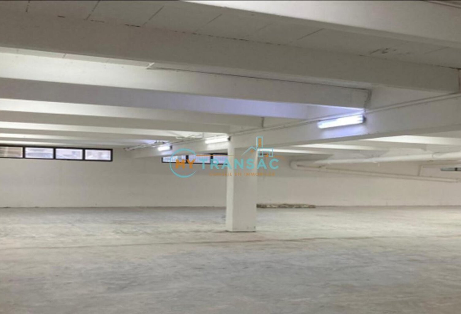 My Transac vous propose à la location des locaux d'activités avec plusieurs possibilités deux surfaces de 500m² et de 810m² soit 1 810m² au total situé à la Z.I. Les Petites Haies à Créteil — photo 1