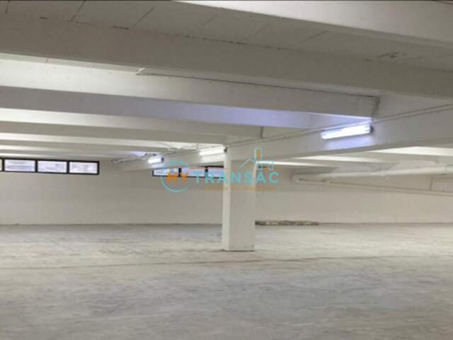 My Transac vous propose à la location des locaux d'activités avec plusieurs possibilités deux surfaces de 500m² et de 810m² soit 1 810m² au total situé à la Z.I. Les Petites Haies à Créteil — photo du bien