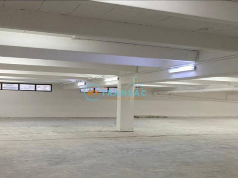My Transac vous propose à la location des locaux d'activités avec plusieurs possibilités deux surfaces de 500m² et de 810m² soit 1 810m² au total situé à la Z.I. Les Petites Haies à Créteil — photo 1