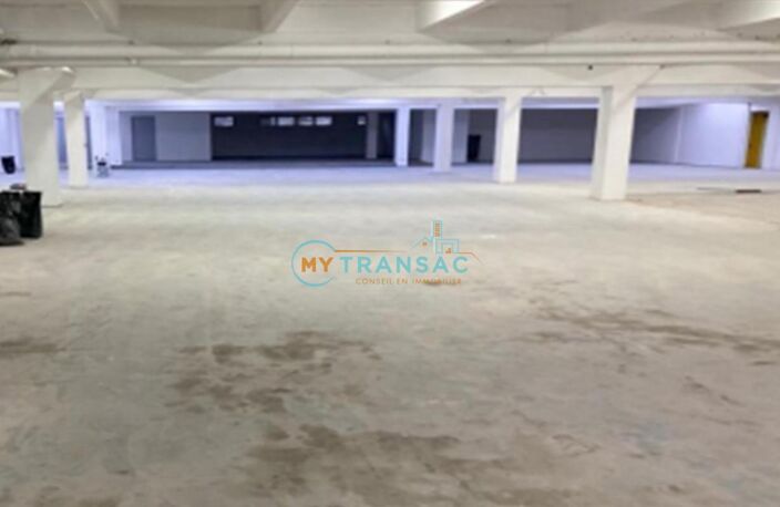 My Transac vous propose à la location des locaux d'activités avec plusieurs possibilités deux surfaces de 500m² et de 810m² soit 1 810m² au total situé à la Z.I. Les Petites Haies à Créteil — photo 2