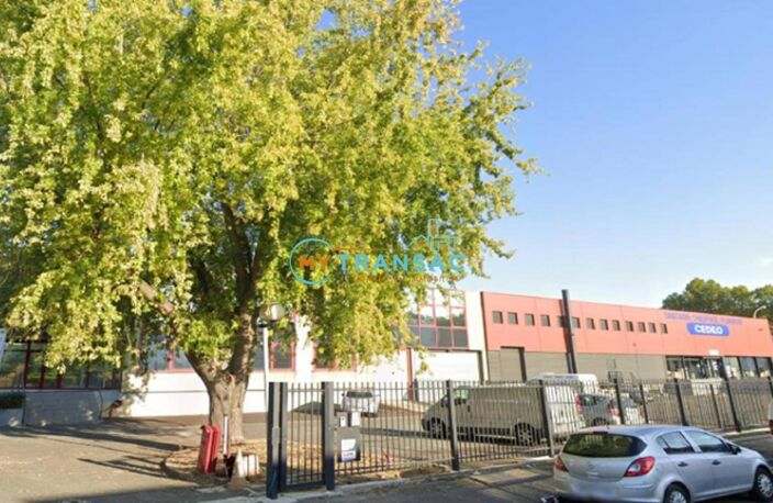 My Transac vous propose à la location des locaux d'activités avec plusieurs possibilités deux surfaces de 500m² et de 810m² soit 1 810m² au total situé à la Z.I. Les Petites Haies à Créteil — photo 3