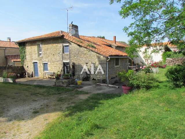 Maison  proche de Nanteuil en Vallée — photo du bien
