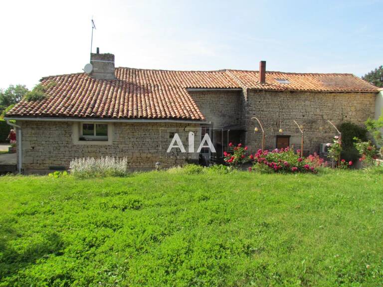 Maison  proche de Nanteuil en Vallée — photo 1