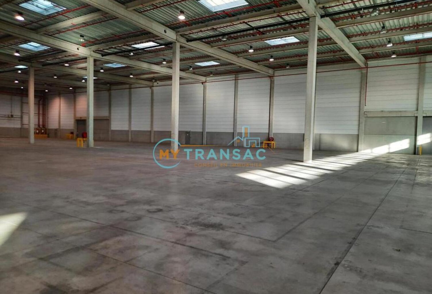 LOCATION Entrepôt à partir de 6 620 m² jusqu'à 6 689 m².à MOISSY-CRAMAYEL — photo 1