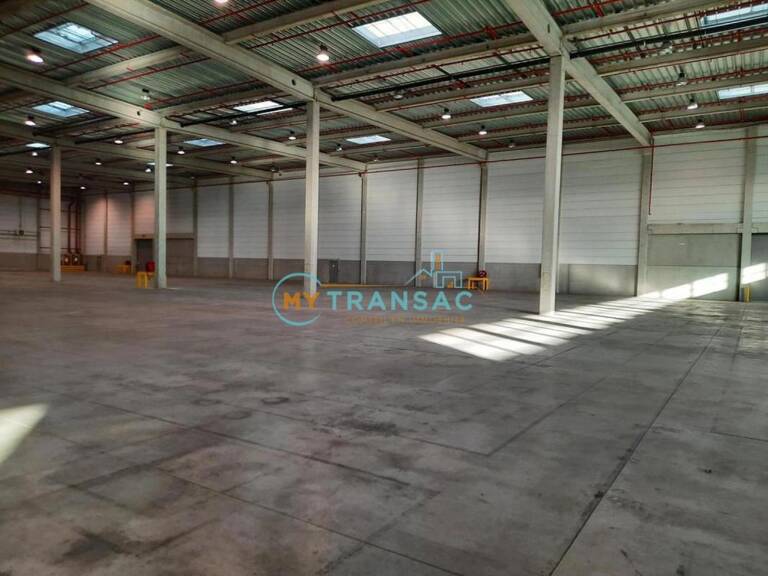 LOCATION Entrepôt à partir de 6 620 m² jusqu'à 6 689 m².à MOISSY-CRAMAYEL — photo 1