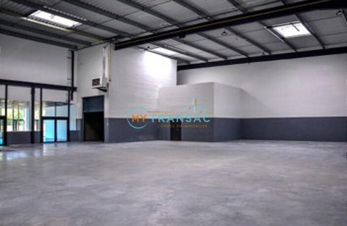 A VENDRE LOCAUX D'ACTIVITÉS NEUFS PLUSIEURS SURFACES DISPONIBLES A MONTEREAU-SUR-LE-JARD — photo 2