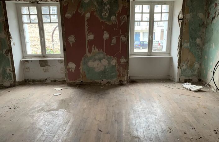 MAISON A RENOVER DANS UNE MAGNIFIQUE PETITE CITE — photo 4