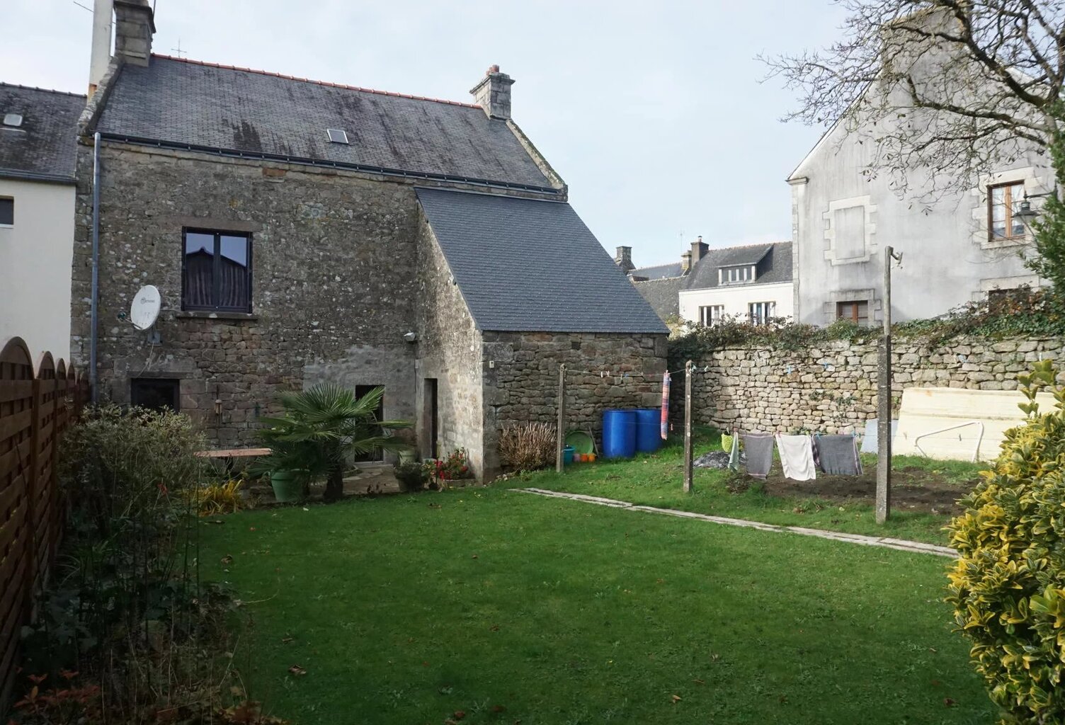 Maison de bourg en pierres — photo 1