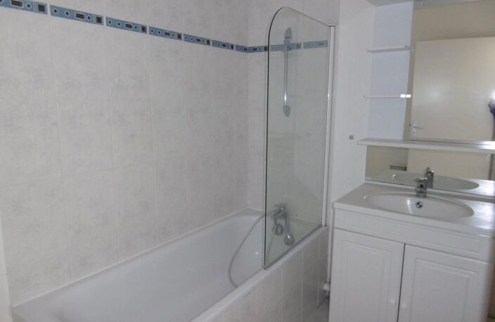 APPARTEMENT AVEC TERRASSE ET 1 PARKING EN SOUS SOL — photo 4