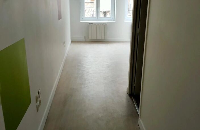 RUE MARTYRS DE VINGRE SUPERBE T2 POUR LOCATIF — photo 4