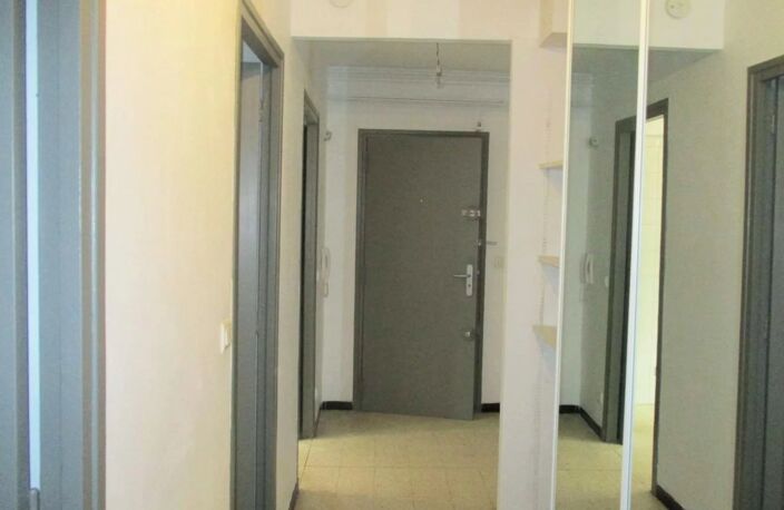 NIMES A 5 MN CENTRE Apt T3 — photo 4