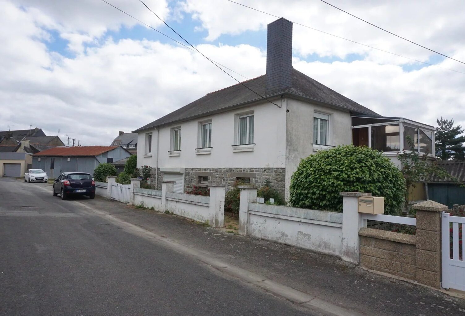 Maison 4 chambres + sous-sol et beau terrain clos — photo 1