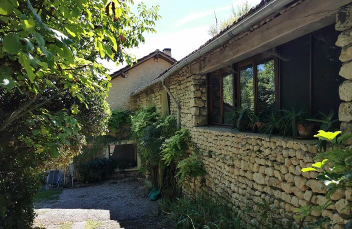 PROPRIÉTÉ, SITUÉE AU CALME DANS UN HAMEAU PROCHE D — photo 3
