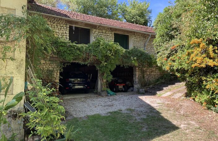 PROPRIÉTÉ, SITUÉE AU CALME DANS UN HAMEAU PROCHE D — photo 5