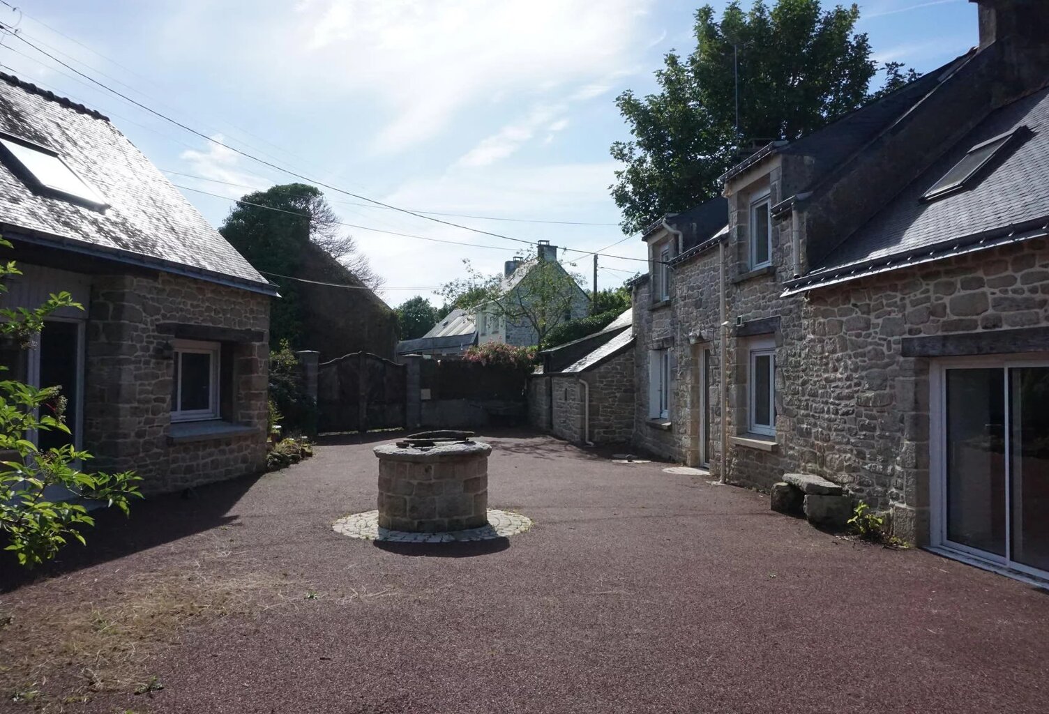 LONGERE ET SON GÎTE A 10 MN DE PONTIVY. — photo 1