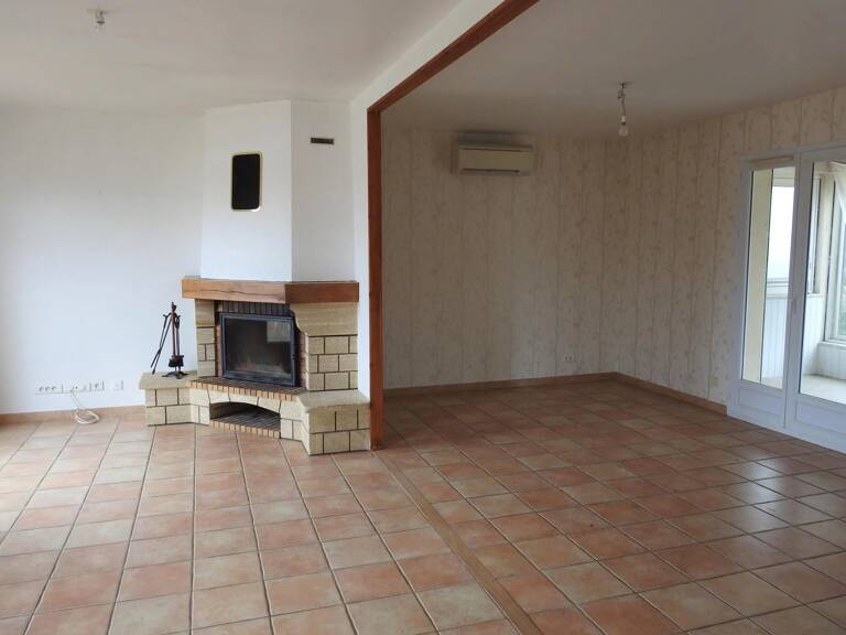 BELLE MAISON DE PLAIN-PIED PROCHE DE JONZAC — photo 1