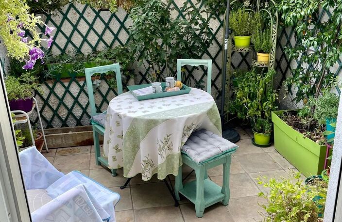 LORGUES  -  DUPLEX ATYPIQUE T3 avec TERRASSE — photo 3